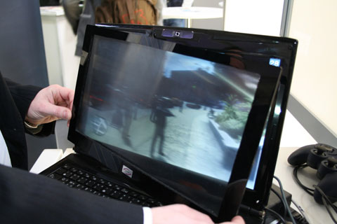 Laptop mit 3D-Display Vorsatz von Visumotion auf der Cebit 2010