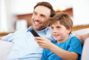 Vater und Sohn schauen Fernsehen